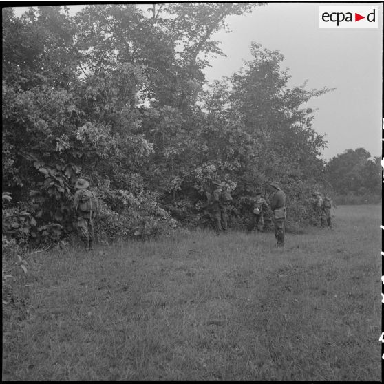 17 Des soldats à la lisière de la forêt vont entreprendre une fouille pour retrouver un éclaireur victime d'une rafale. [description provisoire]