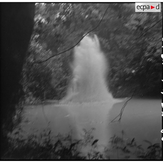 18 Explosion d'une mine viêt minh dans un stung, en bordure de la forêt. [description provisoire]