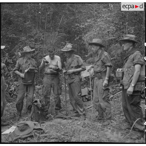 19 En liaison avec le GAO, le capitaine Roehrich, commandant le 3/RMC, communique sa position par radio. [description provisoire]