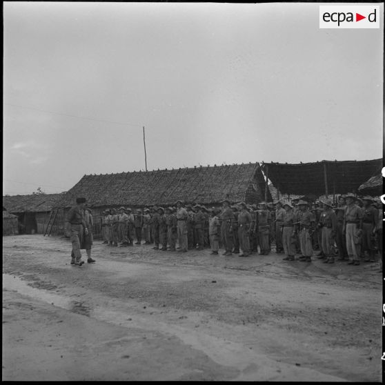 2 Revue des troupes de la 11e compagnie du 3/RMC (3e bataillon du Régiment Mixte du Cambodge) avant le départ. [description provisoire]