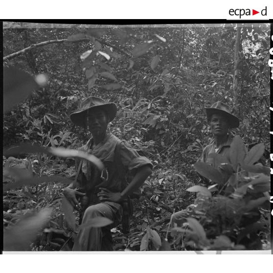 20 Progression de 2 militaires (vraisemblablement de la 11e cie du 3/RMC) dans la forêt (plan rapproché). [description provisoire]