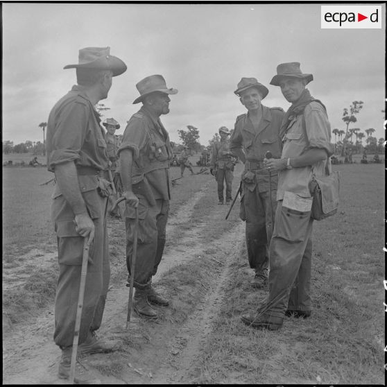 21 Prise de contact entre 2 unités -les 2e et 3e bataillons du Régiment Mixte du Cambodge- et leurs commandants. [description provisoire]