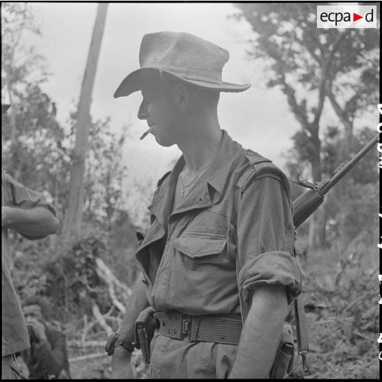 23 Portrait du lieutenant Besnard, commandant la 10e compagnie du 3/RMC dont l'unité vient de subir un dur accrochage. [description provisoire]