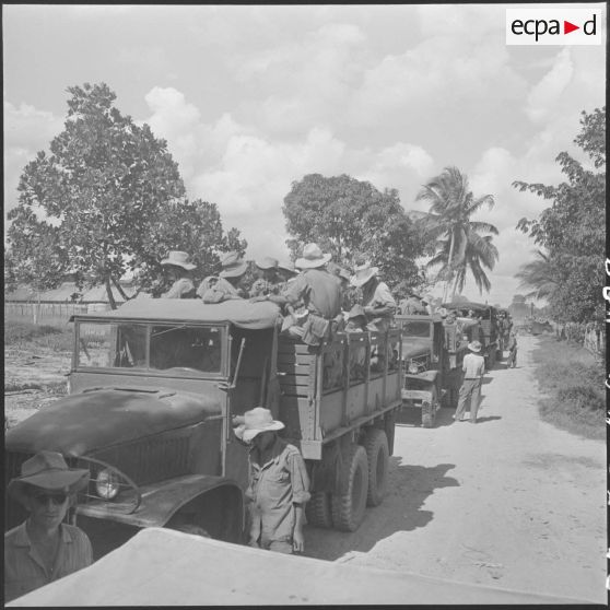 3 Embarquement des troupes de la 11e compagnie du 3/RMC à bord de camions GMC  (General Motors Company) 6X6. [description provisoire]