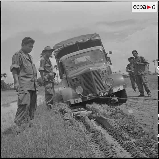 4 Dérapage d'un camion GMC 6X6, en bordure d'une rizière. Il est entouré par 4 militaires de la 11e cie du 3/RMC. [description provisoire]