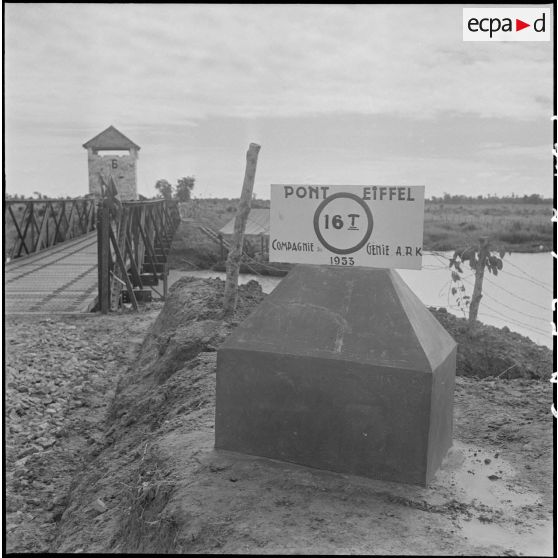 1 Plan rapproché sur une borne commémorative installée à l'entrée du pont construit par le Génie de l'ARK. [description provisoire]