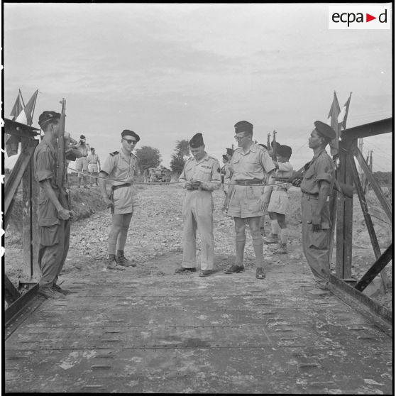 2 Le capitaine Commier, commandant le Génie des FTC (Forces Terrestres du Cambodge)coupe le ruban symbolique. [description provisoire]