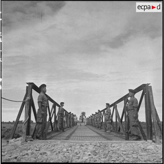 3 Les personnalités militaires franchissent le pont. [description provisoire]
