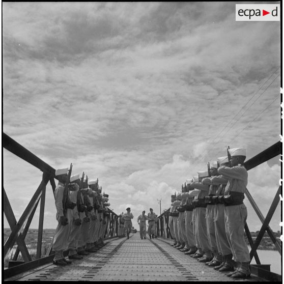 5 Les personnalités militaires franchissent le pont ; de chaque côté  des militaires marocains font une haie d'honneur. [description provisoire]