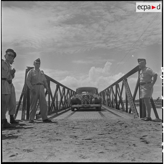 7 à 8 Les premiers véhicules franchissent les nouveaux ponts. [description provisoire]