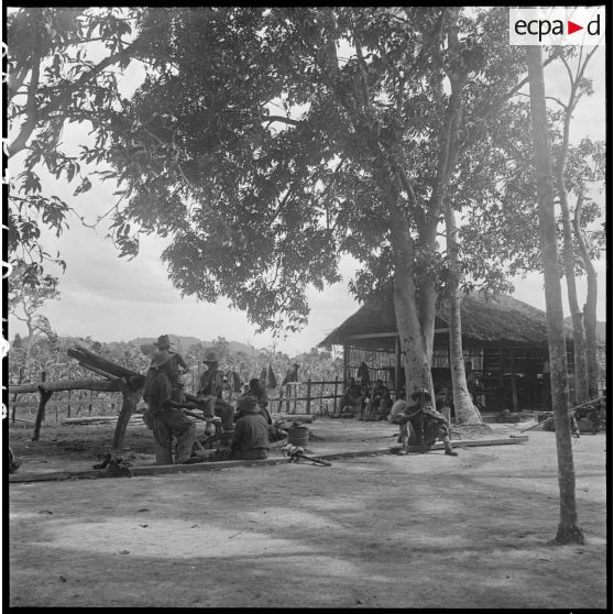 10  Halte aux abords d'une pagode pour un groupe du 2/6e RIC (2e bataillon du 6e Régiment d'Infanterie Coloniale). [description provisoire]