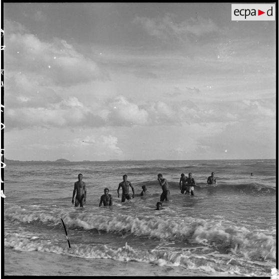 17 Baignade sur la plage de Kep pour les hommes du 2/6e RIC, à la fin de l'opération. [description provisoire]