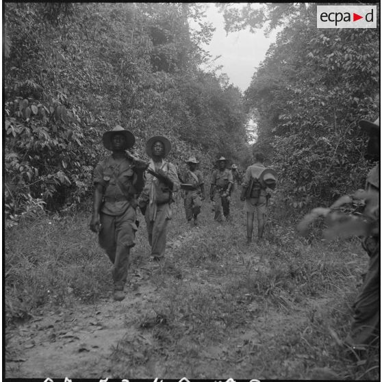 2 à 4 Progression du bataillon (2/6eRIC - 2e bataillon du 6e Régiment d'Infanterie Coloniale) dans la forêt. [description provisoire]