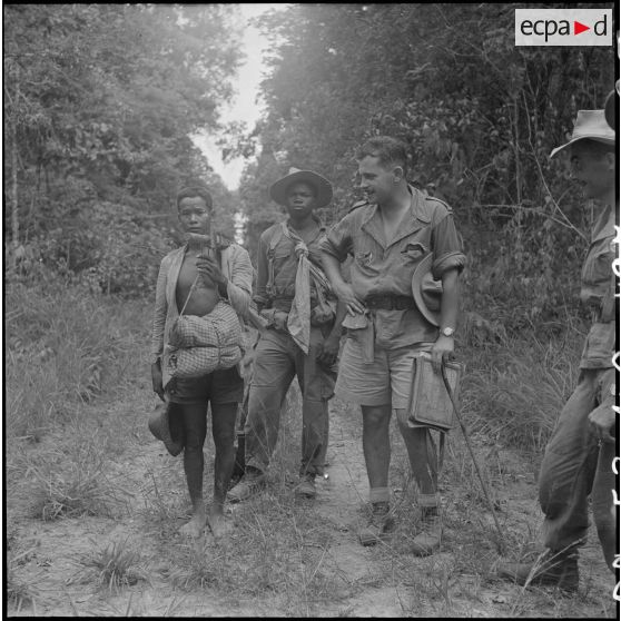 5 Le lieutenant Joubin, accompagné d'un soldat du 2/6e RIC, interroge un habitant dans un layon. [description provisoire]