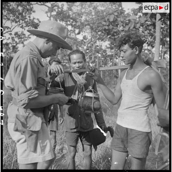 7 Vérification des papiers d'identité de 2 habitants par le lieutenant Sansue, commandant la 6e compagnie du 2/6e RIC. [description provisoire]