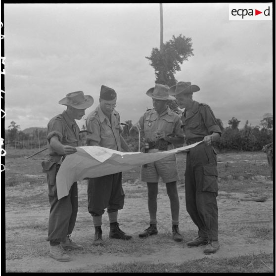 8 Briefing avec les lieutenants Laval de La Buguc et Delair, le commandant Revault d'Alonnes, le capitaine Sylvestre. [description provisoire]