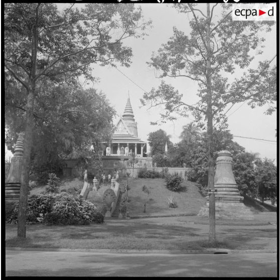 Le Wat Phnom : la pagode, statue d'un mauvais génie, le palais royal. [description provisoire]