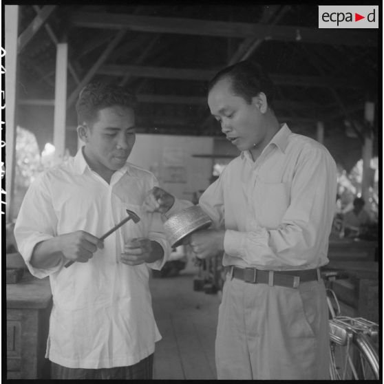 14 Un contremaître argentier donne des explications à un ouvrier. [description provisoire]