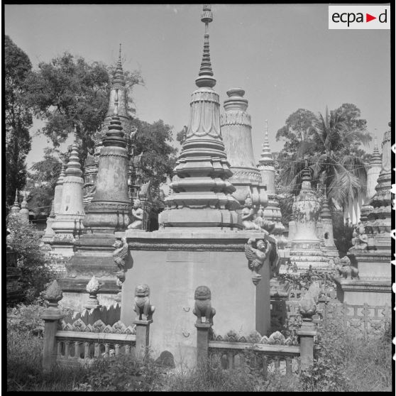 16 Tombeaux khmers (stupas). [description provisoire]