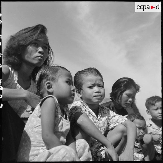 22 Photographie de groupe d'enfants cambodgiens. [description provisoire]