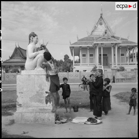 26 Prière et offrande à Bouddha par un groupe de Cambodgiens. [description provisoire]