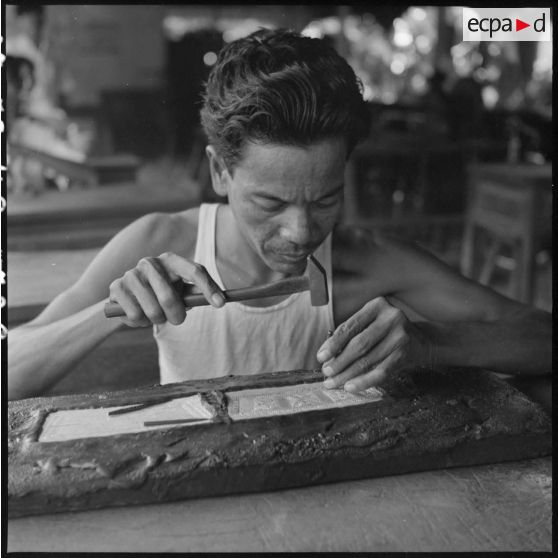 29 à 30 Plan rapproché sur un artisan argentier en train de travailler. [description provisoire]