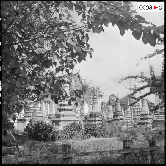 31 à 32 Stupas (monuments funéraires). [description provisoire]