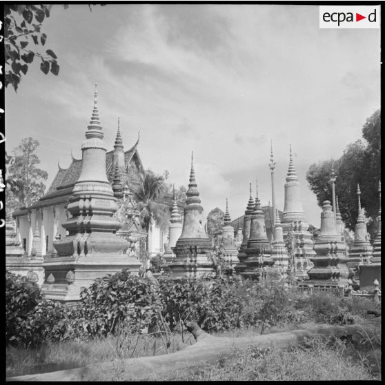 Stupas à Phnom Penh (monuments funéraires). [description provisoire]