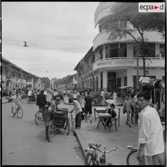 35 à 37 La rue Ohier et ses marchands de fruits. [description provisoire]