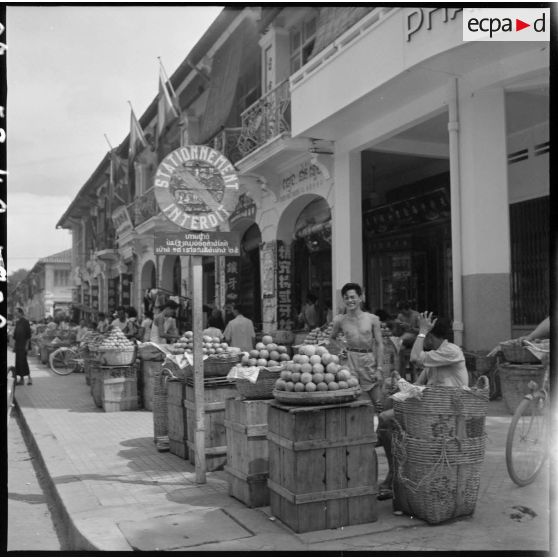 Marchands de fruits le long d'une rue à Phnom Penh. [description provisoire]