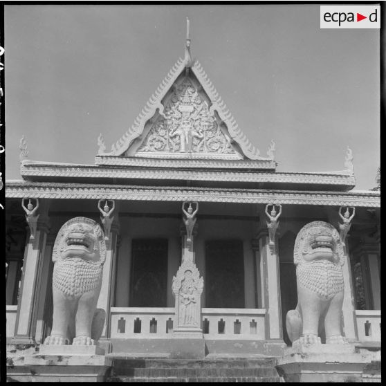 La façade de la pagode du Phnom (temple) de Phnom Penh. [description provisoire]