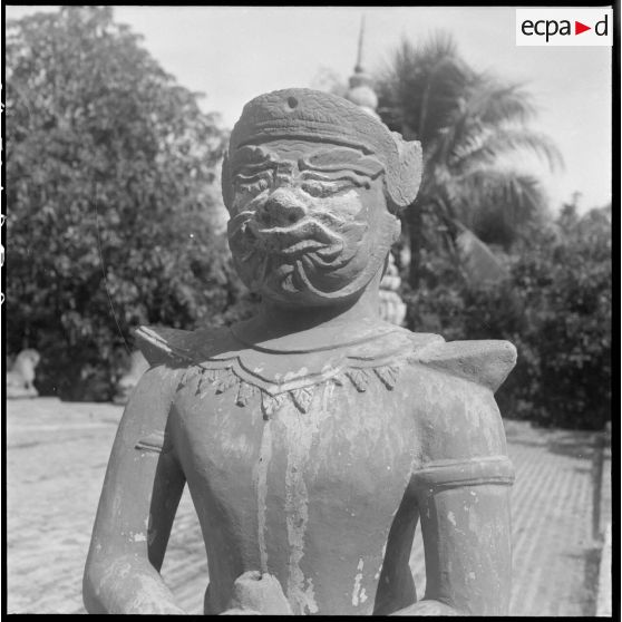 Statue d'un mauvais génie sur le Phnom (temple) de Phnom Penh. [description provisoire]