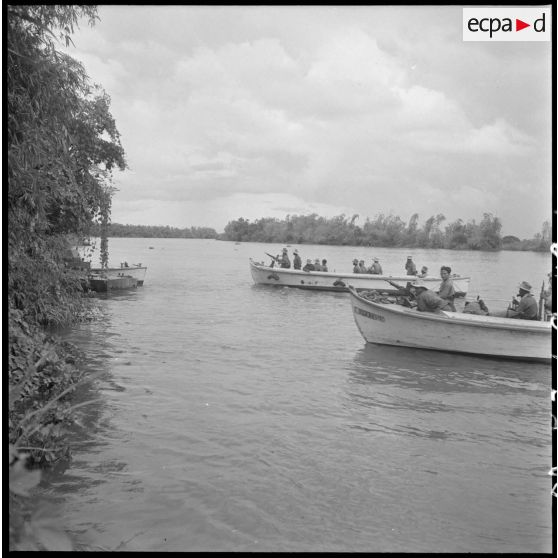 10 L'infanterie, à bord de vedettes, se prépare à débarquer. [description provisoire]