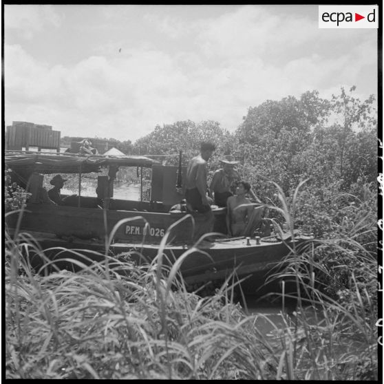 15 Un autre prisonnier est interrogé sur la vedette PFM 026. [description provisoire]