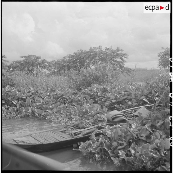16 à 19 Récupération d'une pirogue viêt minh, chargée de matériel et de vivres, abandonnée en hâte. [description provisoire]