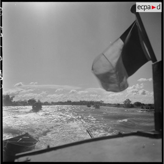 2 à 4 Déploiement des vedettes blindées sur le Song Bé. Les hommes du 2/RMC à bord de vedettes. [description provisoire]