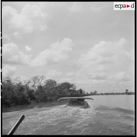 20 Pirogues viêt minhs ramenées à la base, à bord d'une vedette. [description provisoire]