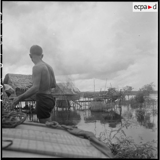 21 à 22 Destruction du village viêt minh par le feu. [description provisoire]