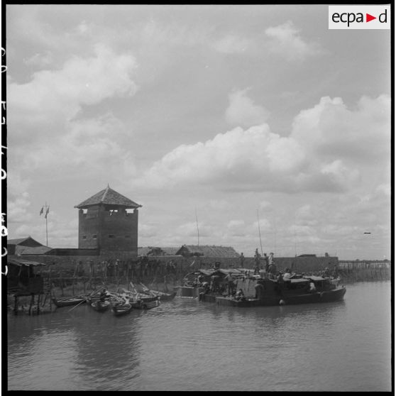 23 Village sur le Song Bé où les vedettes ont fait halte. [description provisoire]