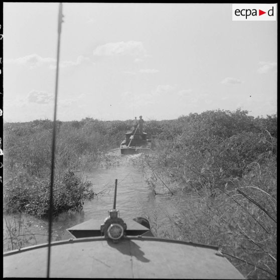 25 Les vedettes continuent la fouille dans un arroyo. [description provisoire]