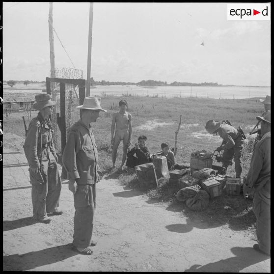 27 Surveillance des prisonniers viêt minhs par un lieutenant. [description provisoire]