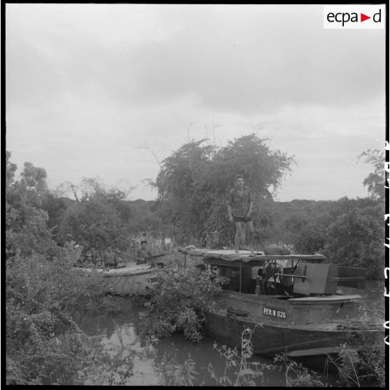 5 Les vedettes circulent difficilement dans les terres inondées. Plan rapproché sur la vedettePFM 026. [description provisoire]