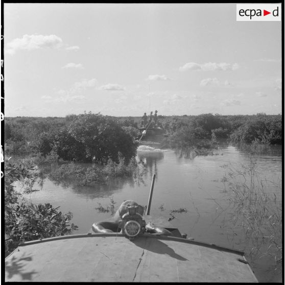 6 à 8 Fouille d'un arroyo, mètre par mètre, menée à bord des vedettes. [description provisoire]