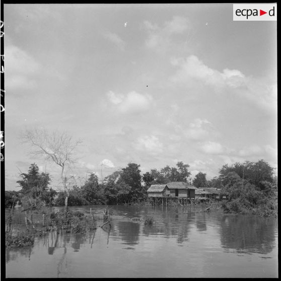 9 Vue de la rivière et d'un petit village viêt minh construit sur pilotis, en arrière-plan. [description provisoire]