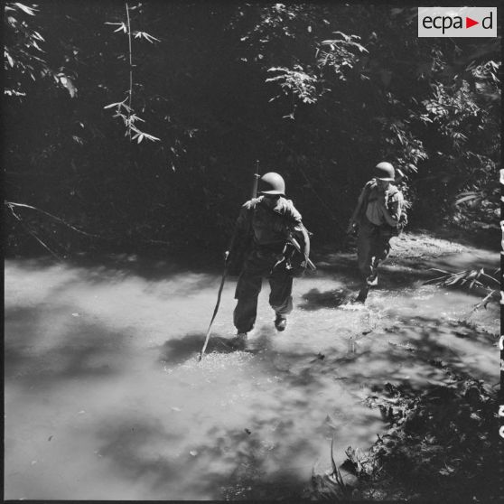 17 à 21La progression devient plus pénible : les hommes avancent dans un stung et dans la forêt. [description provisoire]