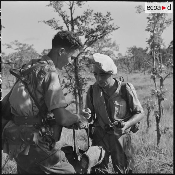 22 Le première classe Cavatorta, opérateur radio, de Bône et Mohamed Mehouei, d'Oran, agent de transmission. [description provisoire]