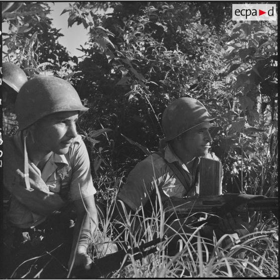 23 Ben Abdezaïd, tireur sur un FM M24/29, a mis son arme en batterie, pendant une pause dans le sous-bois. [description provisoire]