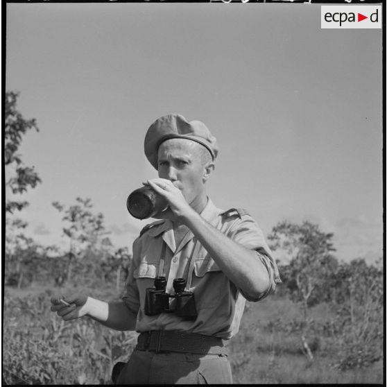 24 Plan américain du lieutenant adjoint à la 2e compagnie (sans doute du 4/7e RTA), en train de boire. [description provisoire]