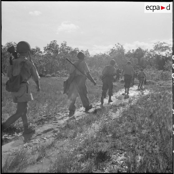 33 Colonne de soldats, vus dos, sur le chemin de retour. [description provisoire]