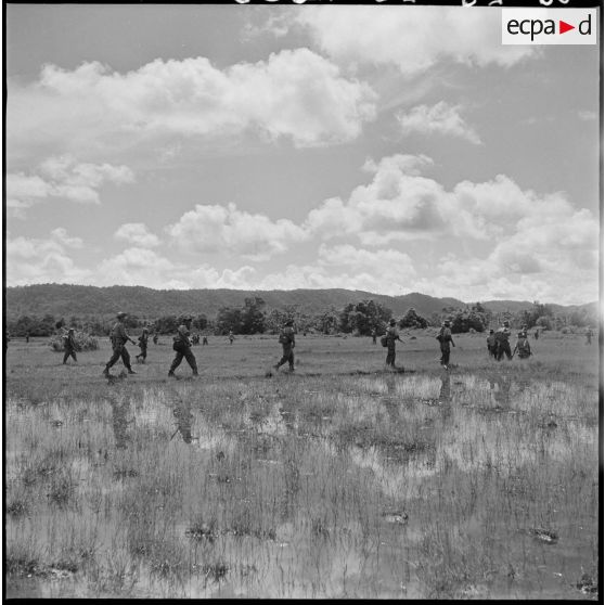 37 La colonne de soldats, sur le chemin de retour, en marche dans des zones marécageuses. [description provisoire]